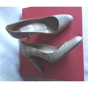 Valentino Garavani Genuine Alligator Leather Pumps size 35 NEW
